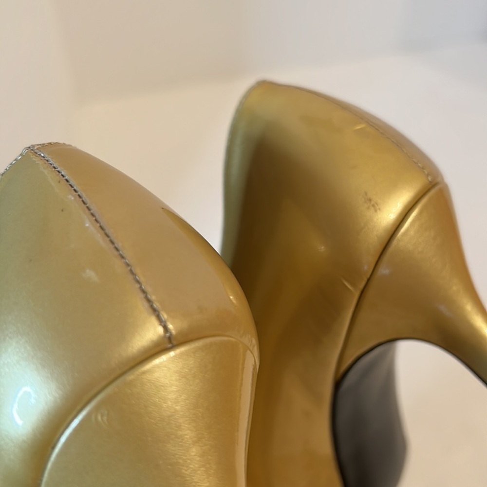 STUART WEITZMAN PATENT LEATHER LIGHT GOLD HEELS SZ 6 B - Picture 13 of 13